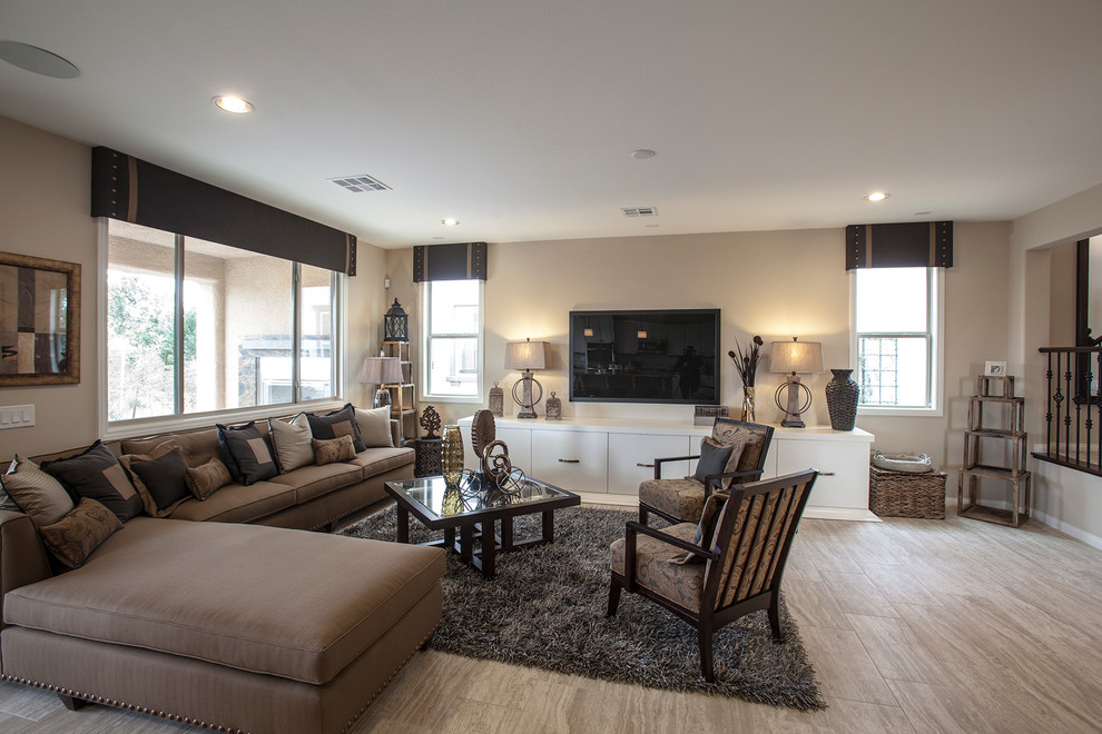 Foto de salón para visitas abierto clásico grande con paredes marrones, suelo de madera clara y televisor colgado en la pared