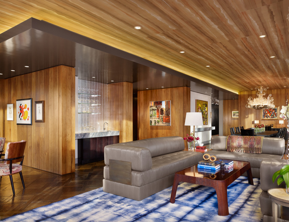 Idee per un soggiorno moderno aperto con angolo bar, pareti marroni, parquet scuro e pavimento marrone