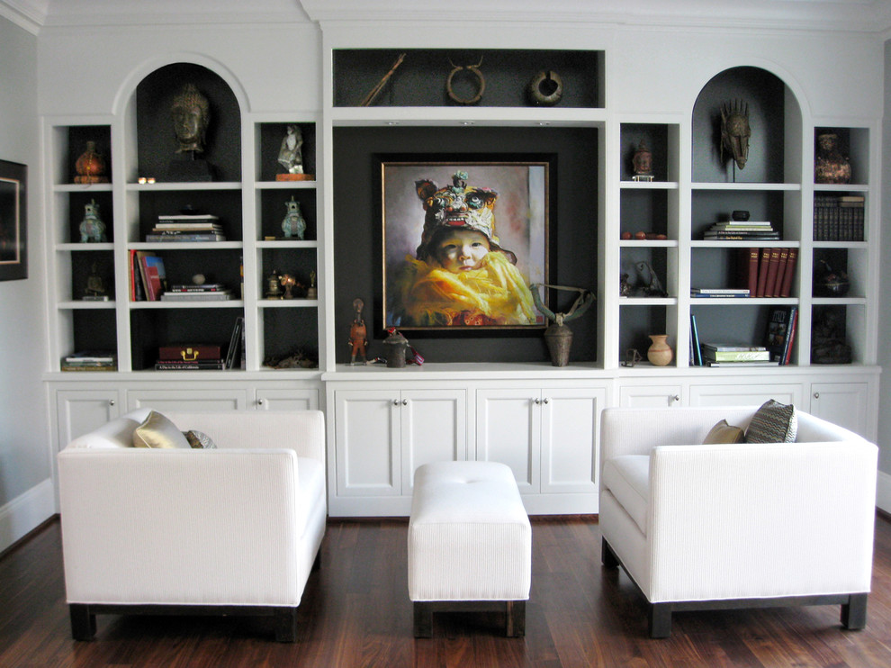 Immagine di un soggiorno contemporaneo con pareti nere e parquet scuro