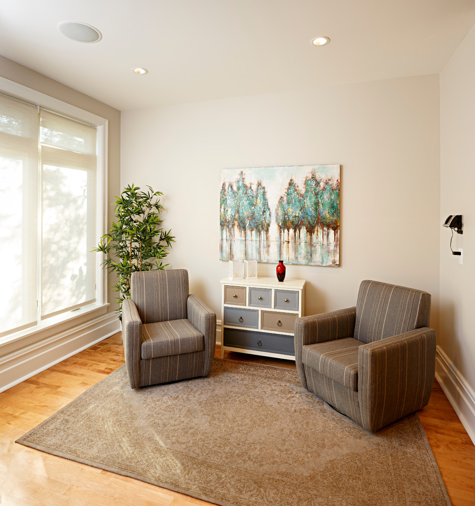 Ejemplo de salón para visitas abierto tradicional pequeño con paredes beige, suelo de madera clara y suelo marrón