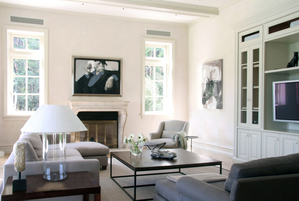 Klassisches Wohnzimmer mit Kamin und Multimediawand in Los Angeles