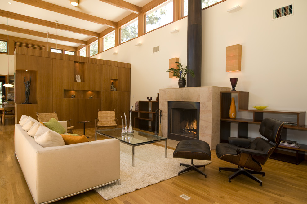 Geräumiges Modernes Wohnzimmer mit Kamin in Los Angeles