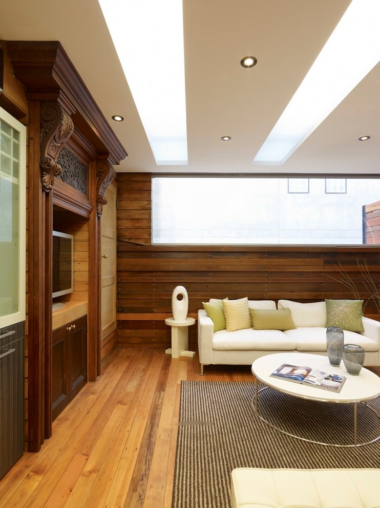 На фото: парадная, открытая гостиная комната среднего размера в стиле фьюжн с паркетным полом среднего тона и отдельно стоящим телевизором