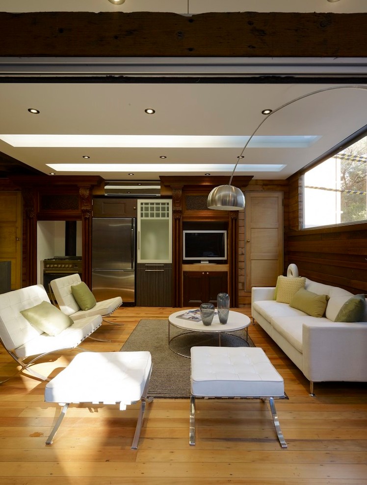 Inspiration pour un salon bohème de taille moyenne et ouvert avec une salle de réception, un sol en bois brun et un téléviseur indépendant.