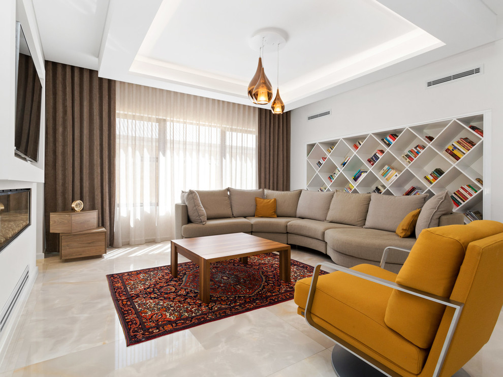 Esempio di un soggiorno design di medie dimensioni con pareti bianche, camino bifacciale, TV a parete e pavimento beige