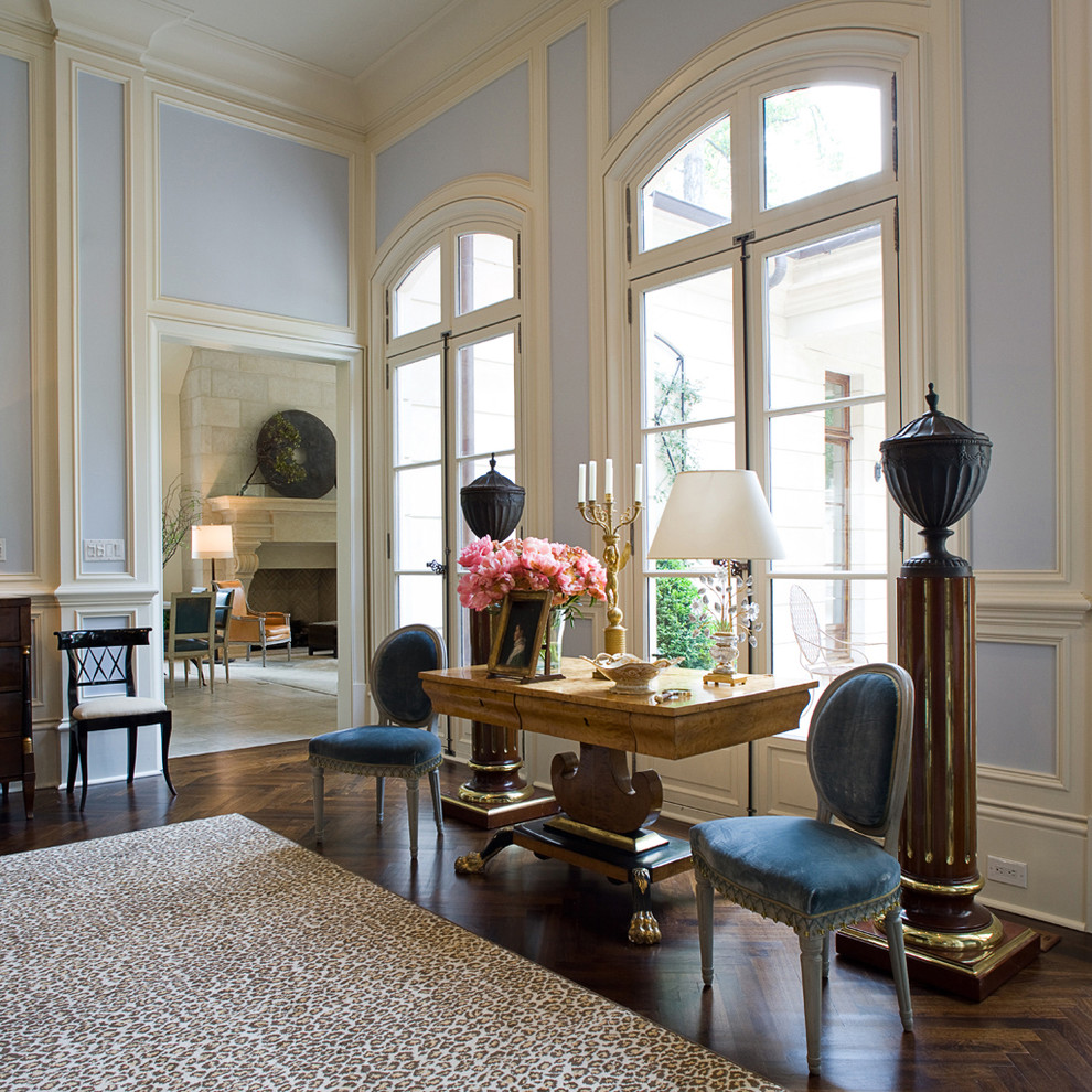 Großes, Abgetrenntes, Repräsentatives Klassisches Wohnzimmer mit weißer Wandfarbe, braunem Holzboden, Kamin und Kaminumrandung aus Stein in Atlanta