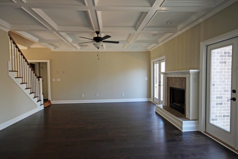 На фото: открытая гостиная комната в классическом стиле с бежевыми стенами, стандартным камином и фасадом камина из плитки с