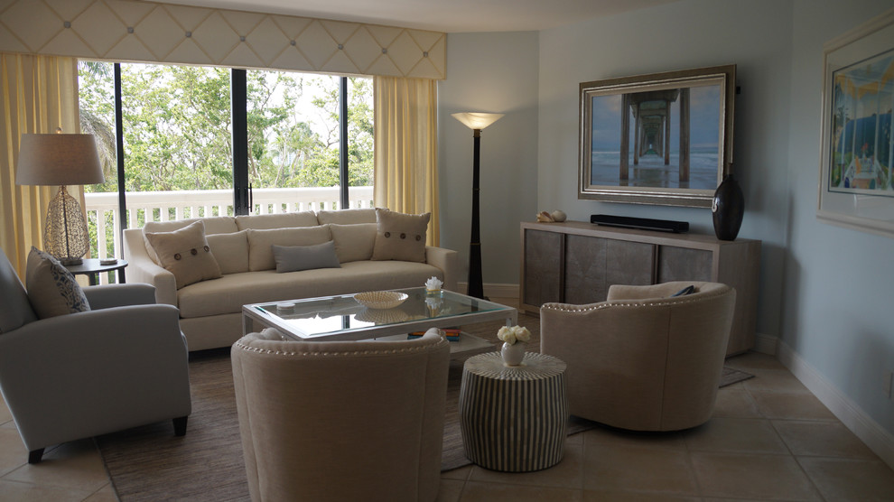 Пример оригинального дизайна: изолированная гостиная комната в морском стиле с синими стенами и телевизором на стене