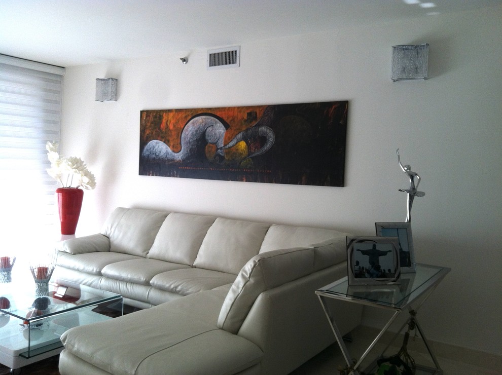 マイアミにある中くらいなコンテンポラリースタイルのおしゃれなリビング (白い壁、壁掛け型テレビ、大理石の床、暖炉なし、白い床) の写真