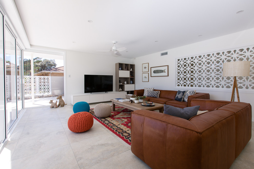 Diseño de salón abierto moderno pequeño con paredes blancas, suelo de baldosas de cerámica y televisor independiente