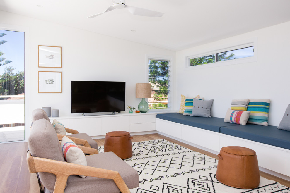 Idee per un piccolo soggiorno moderno aperto con pareti bianche, parquet chiaro e TV autoportante