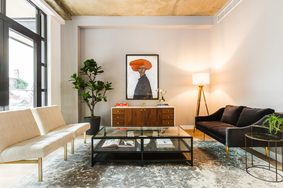 Ispirazione per un soggiorno moderno di medie dimensioni e aperto con pareti bianche, pavimento in legno massello medio e pavimento marrone