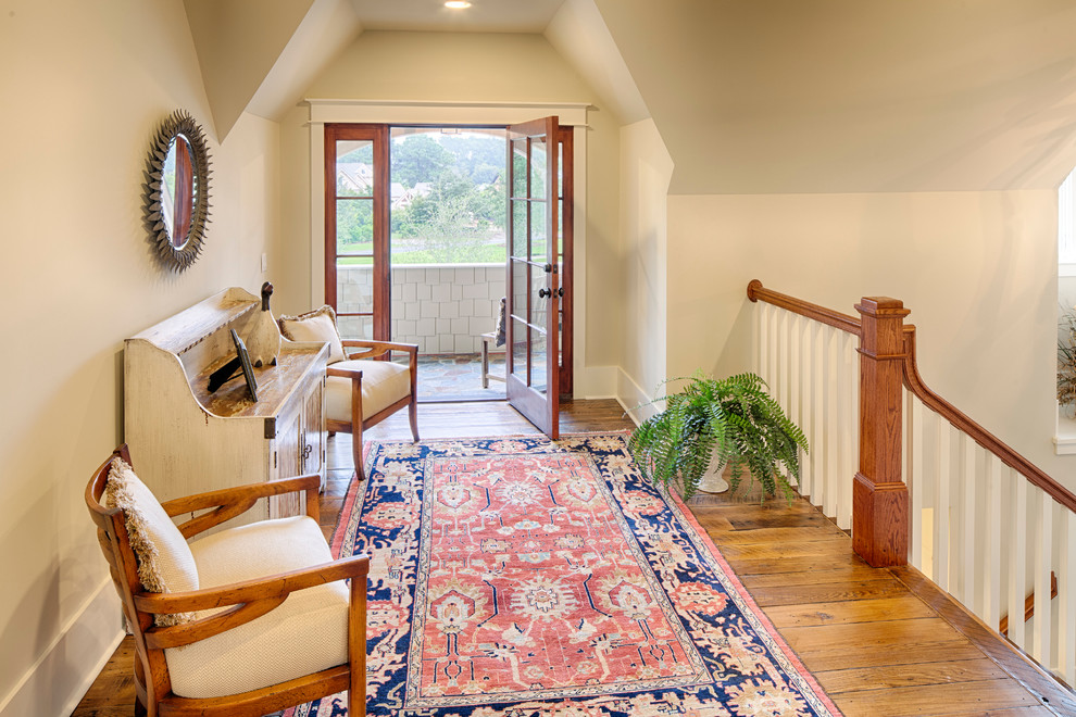 Mittelgroßes, Fernseherloses, Offenes Klassisches Wohnzimmer ohne Kamin mit grauer Wandfarbe und braunem Holzboden in Charleston