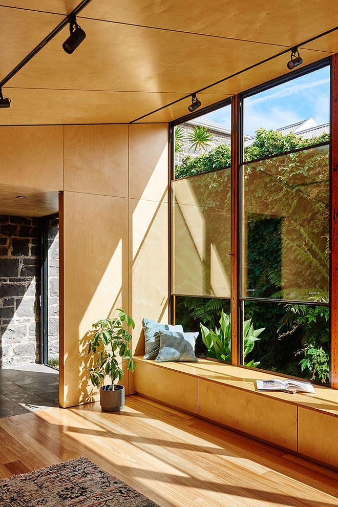 Fernseherloses Modernes Wohnzimmer mit hellem Holzboden in Melbourne
