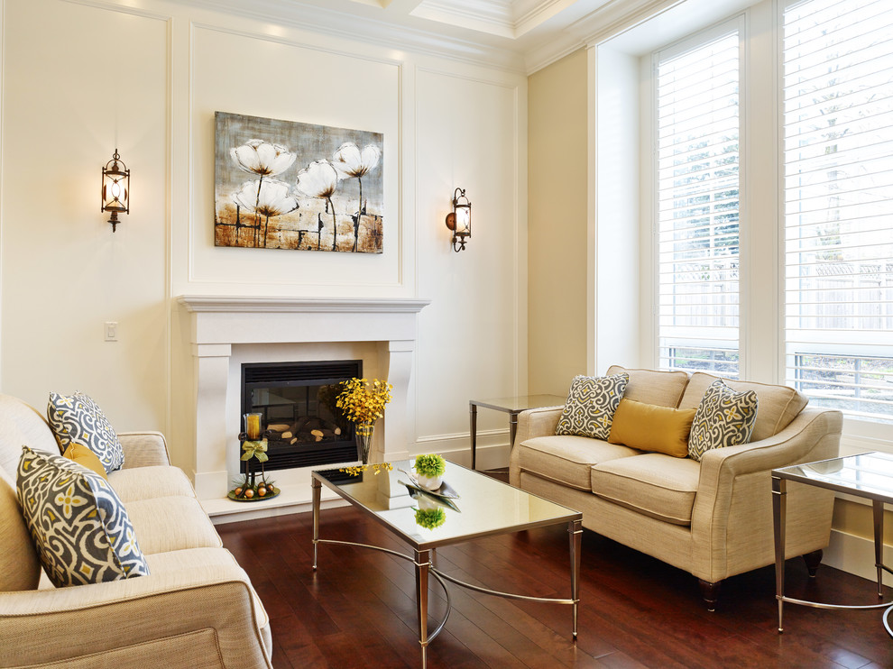 Mittelgroßes, Repräsentatives, Abgetrenntes Klassisches Wohnzimmer mit weißer Wandfarbe, dunklem Holzboden, Kamin und verputzter Kaminumrandung in Vancouver