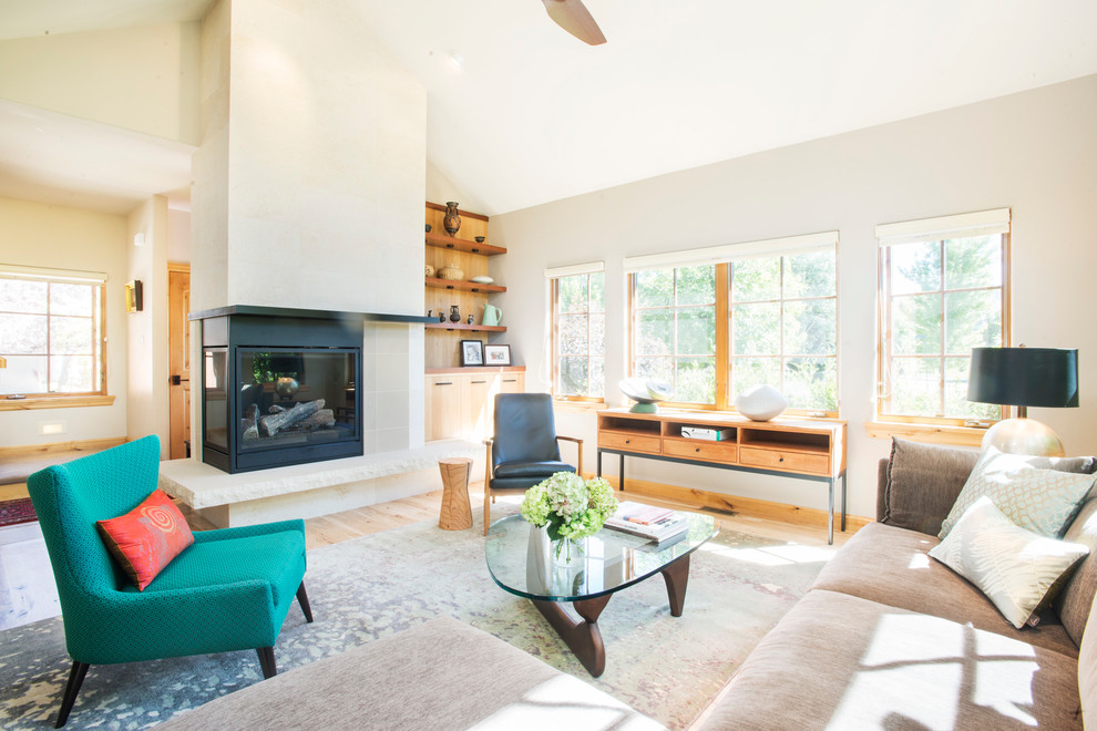 Modernes Wohnzimmer mit beiger Wandfarbe, hellem Holzboden und Tunnelkamin in Denver