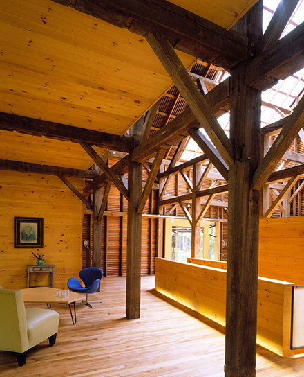 Exemple d'un salon mansardé ou avec mezzanine nature de taille moyenne avec un sol en bois brun.