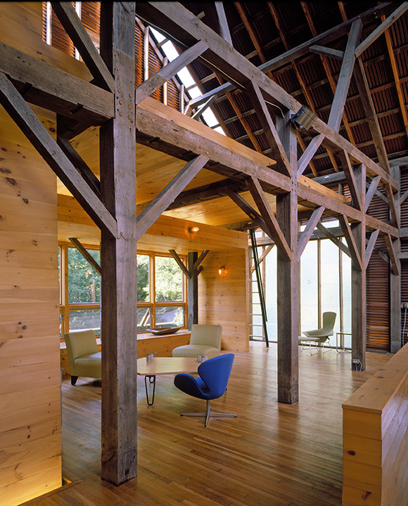 Ispirazione per un soggiorno country di medie dimensioni e stile loft con pavimento in legno massello medio