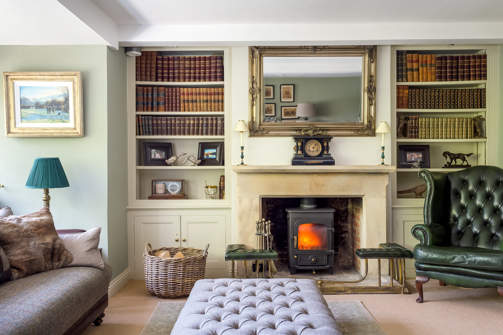 Cette photo montre un salon chic de taille moyenne et ouvert avec une salle de réception, un mur vert, moquette, un poêle à bois et un manteau de cheminée en pierre.