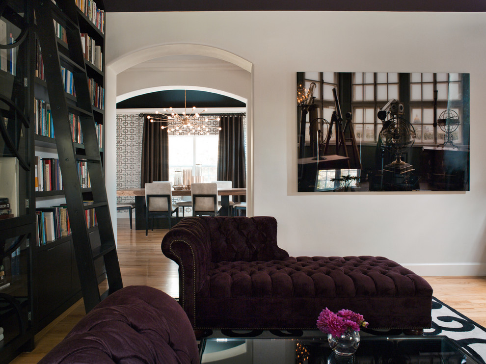 Пример оригинального дизайна: изолированная гостиная комната среднего размера в современном стиле с с книжными шкафами и полками, белыми стенами, светлым паркетным полом, бежевым полом и ковром на полу