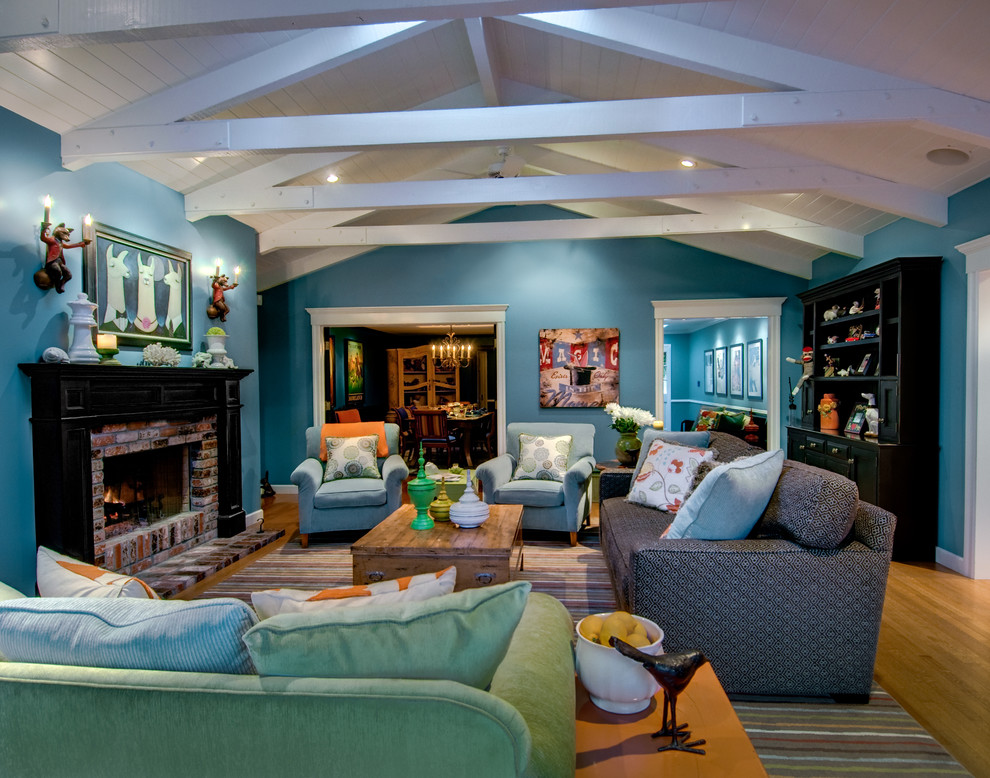 Mittelgroßes, Fernseherloses, Abgetrenntes Klassisches Wohnzimmer mit blauer Wandfarbe, braunem Holzboden, Kamin und Kaminumrandung aus Backstein in San Francisco