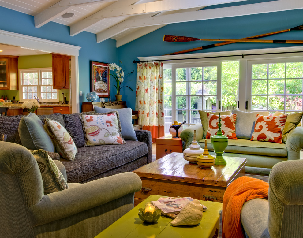 Exemple d'un salon chic fermé et de taille moyenne avec un mur bleu, un sol en bois brun, une cheminée standard, un manteau de cheminée en brique et aucun téléviseur.