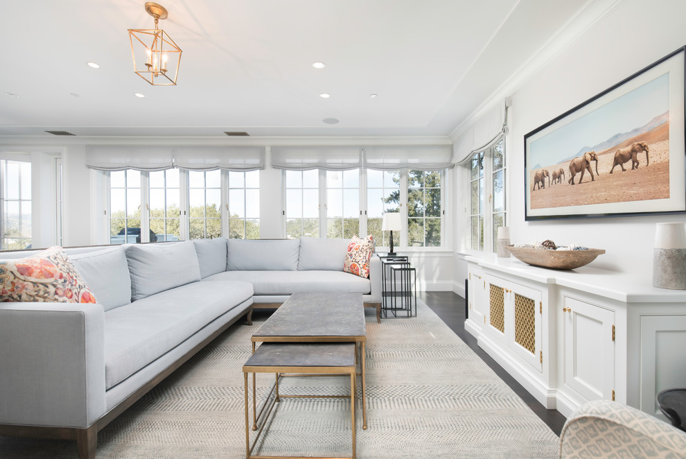 Offenes Klassisches Wohnzimmer mit weißer Wandfarbe, dunklem Holzboden, TV-Wand und braunem Boden in San Francisco
