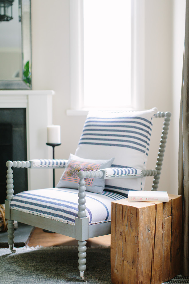 Inspiration for a nautical living room in Chicago.