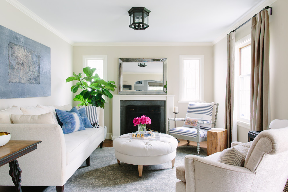 Fernseherloses Maritimes Wohnzimmer mit beiger Wandfarbe und Kamin in Chicago