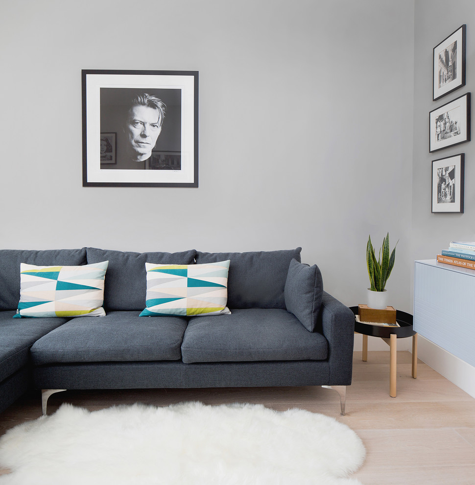 Idéer för små vintage separata vardagsrum, med grå väggar, ljust trägolv, en fristående TV och brunt golv
