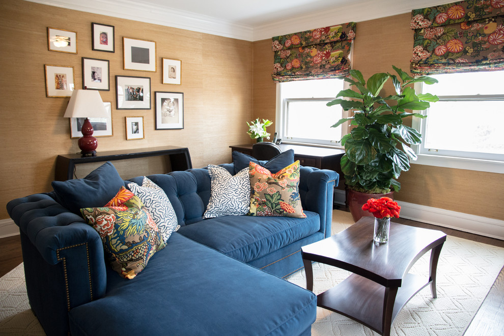 Стильный дизайн: парадная, изолированная гостиная комната среднего размера в современном стиле с коричневыми стенами, темным паркетным полом и коричневым полом без камина, телевизора - последний тренд
