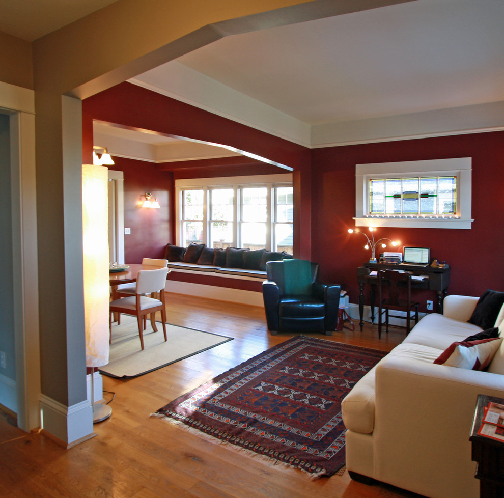Kleines Uriges Wohnzimmer mit roter Wandfarbe und braunem Holzboden in Portland