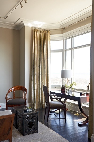 Immagine di un soggiorno classico di medie dimensioni e aperto con sala formale, pareti beige, parquet scuro e nessuna TV
