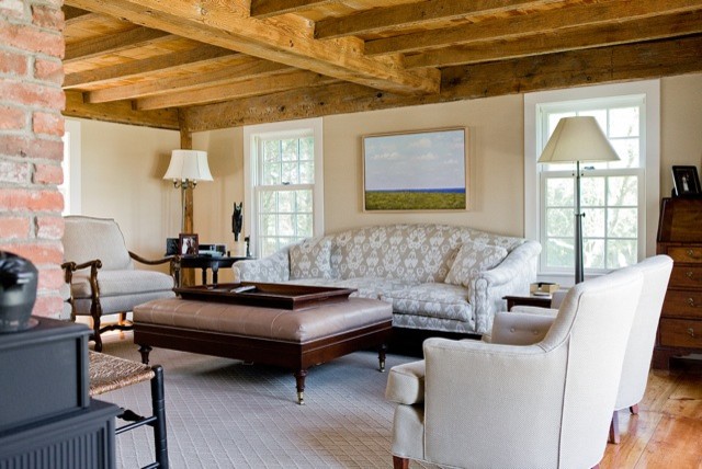 Großes, Repräsentatives, Abgetrenntes Country Wohnzimmer mit beiger Wandfarbe und hellem Holzboden in Boston