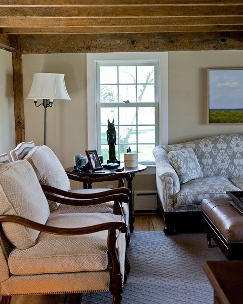 Großes, Repräsentatives, Abgetrenntes Landhaus Wohnzimmer mit beiger Wandfarbe und hellem Holzboden in Boston