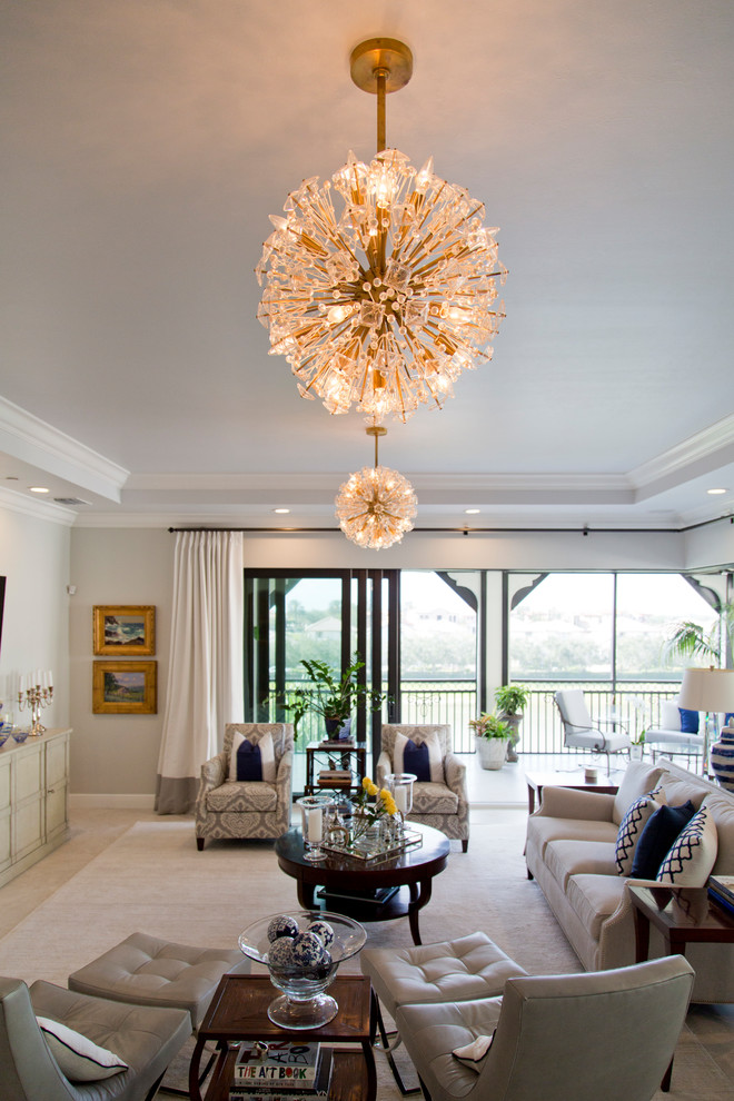 Großes, Repräsentatives, Offenes Maritimes Wohnzimmer mit beiger Wandfarbe, Keramikboden und TV-Wand in Miami