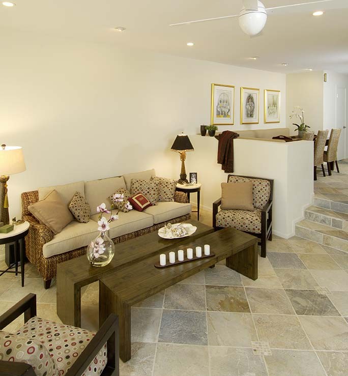 Exemple d'un très grand salon exotique avec un mur blanc et un sol en ardoise.