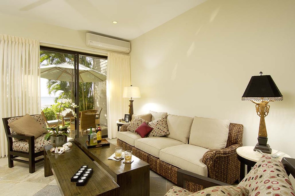 Foto di un ampio soggiorno tropicale aperto con pareti bianche e pavimento in ardesia