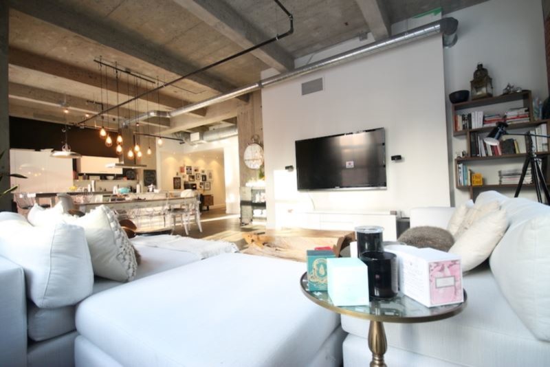 Mittelgroßes, Repräsentatives Industrial Wohnzimmer im Loft-Stil mit weißer Wandfarbe, dunklem Holzboden, TV-Wand und braunem Boden in Montreal