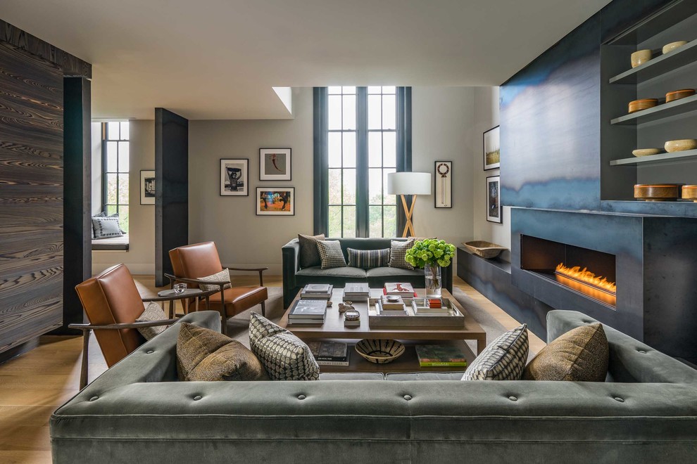 Источник вдохновения для домашнего уюта: парадная гостиная комната в современном стиле с серыми стенами, светлым паркетным полом, горизонтальным камином и фасадом камина из металла
