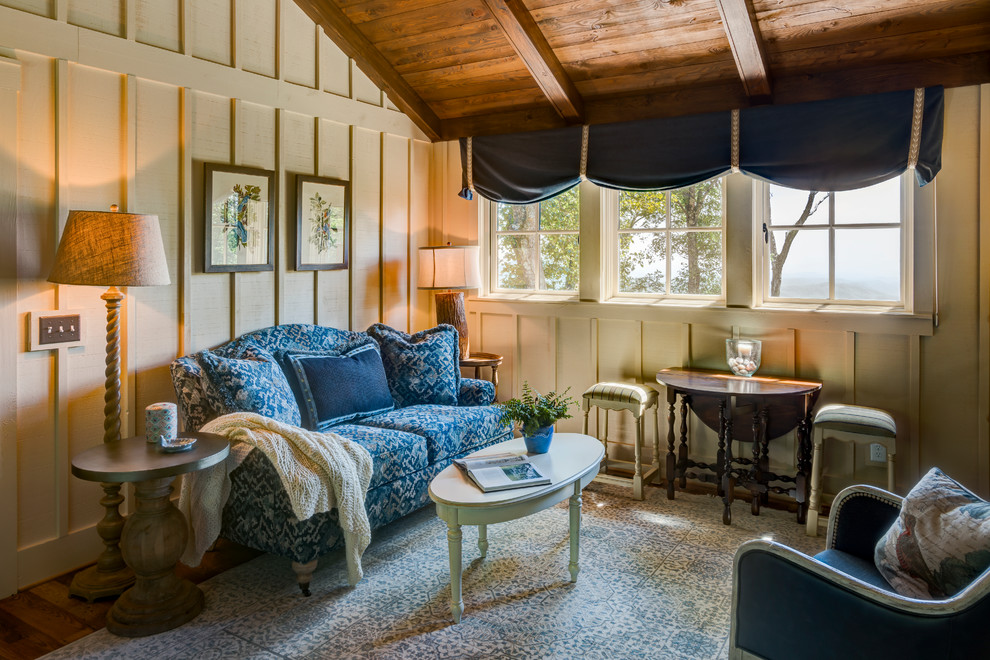 Ispirazione per un soggiorno tradizionale di medie dimensioni con pareti beige e pavimento in legno massello medio