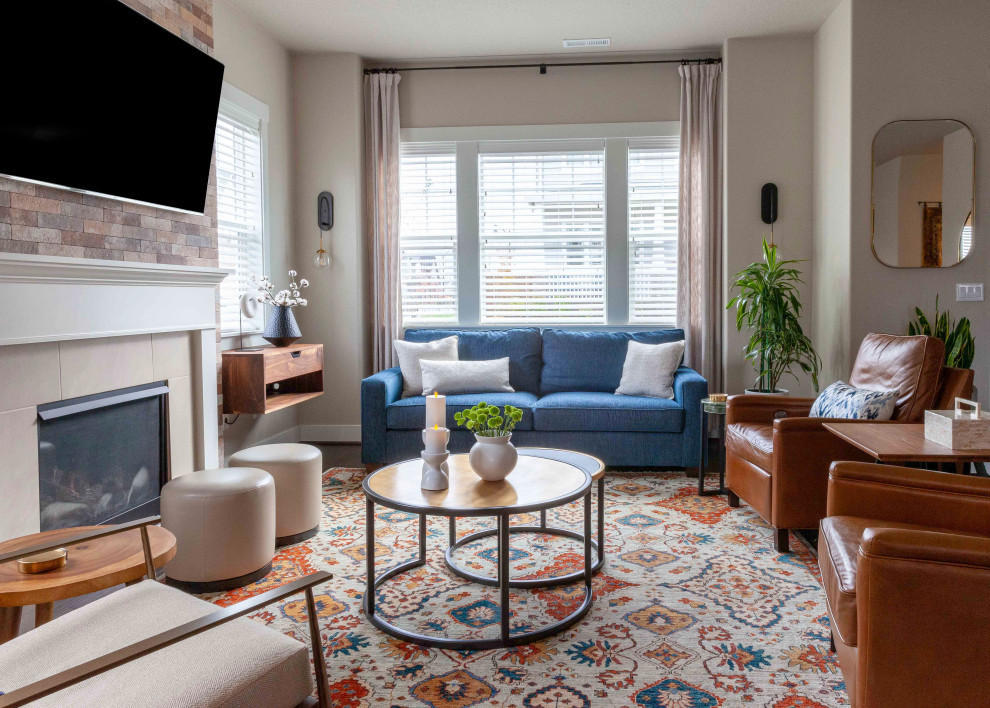 Mittelgroßes, Offenes Klassisches Wohnzimmer mit beiger Wandfarbe, dunklem Holzboden, Kamin, TV-Wand, braunem Boden und Ziegelwänden in Portland