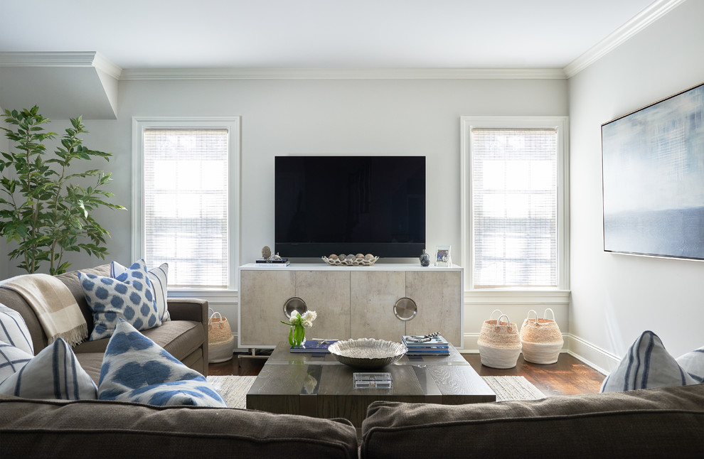 Источник вдохновения для домашнего уюта: гостиная комната в стиле неоклассика (современная классика) с серыми стенами, темным паркетным полом, отдельно стоящим телевизором и коричневым полом