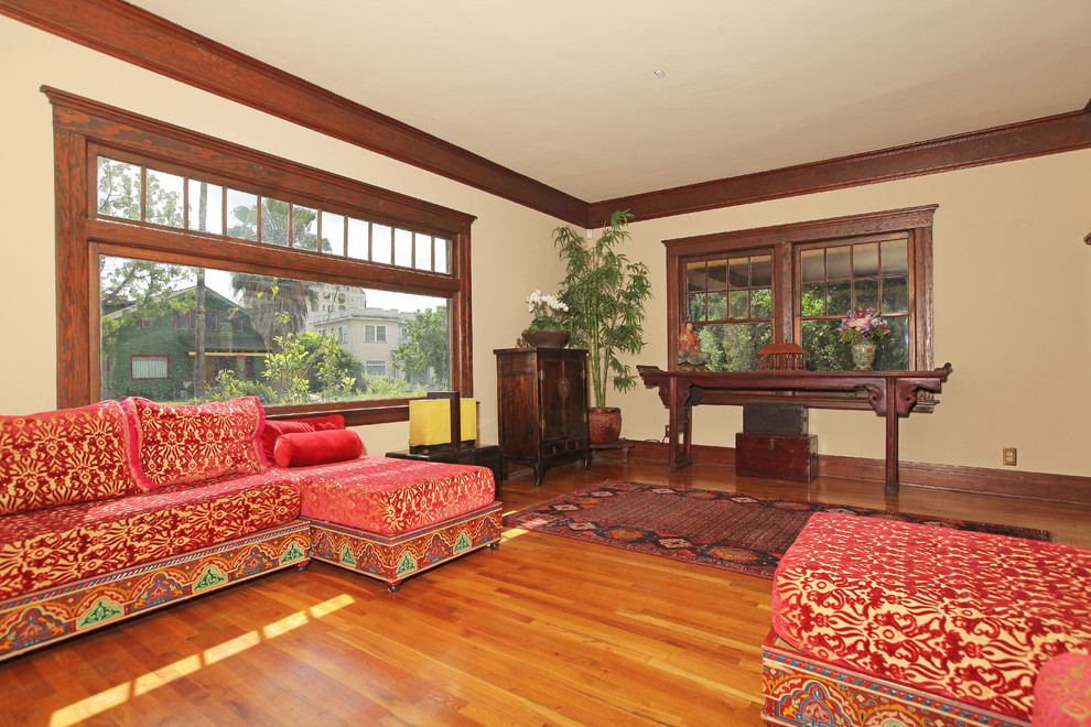 Mittelgroßes, Offenes Rustikales Wohnzimmer mit beiger Wandfarbe, hellem Holzboden, Kamin und Kaminumrandung aus Backstein in Hawaii
