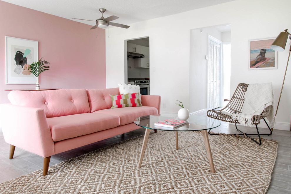 На фото: изолированная гостиная комната среднего размера в стиле ретро с розовыми стенами с