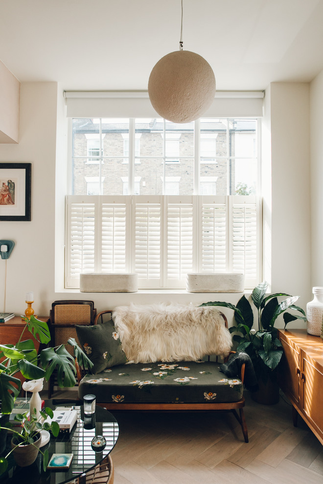 Nordisches Wohnzimmer mit beiger Wandfarbe und hellem Holzboden in London