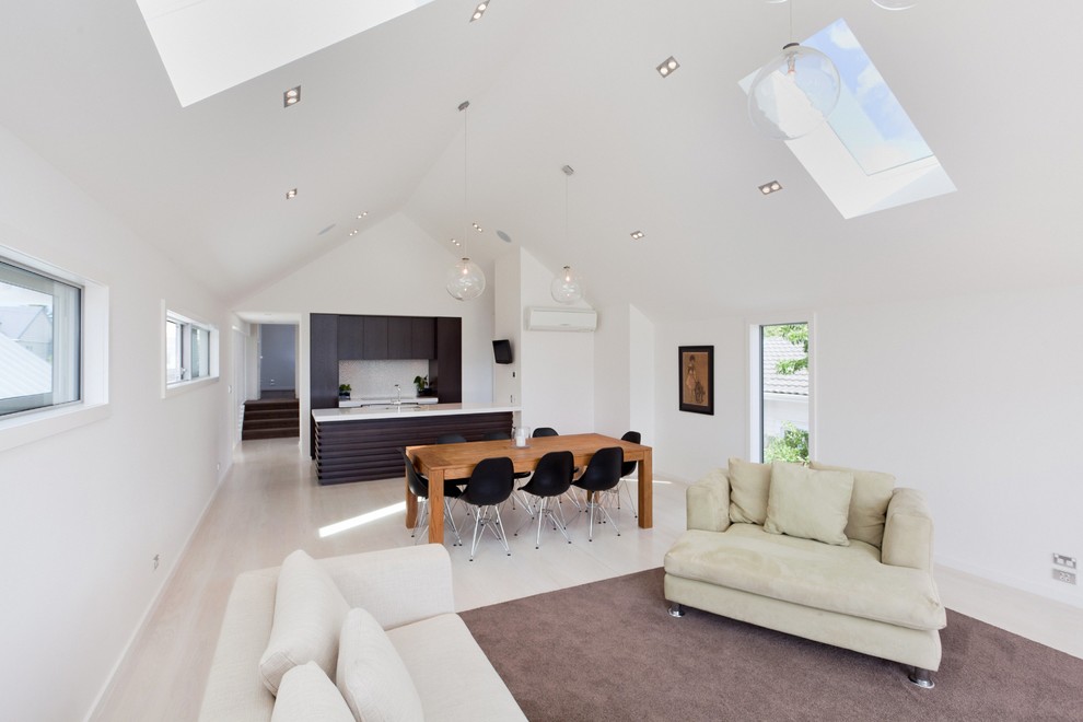 Mittelgroßes, Offenes Modernes Wohnzimmer mit weißer Wandfarbe und hellem Holzboden in Auckland