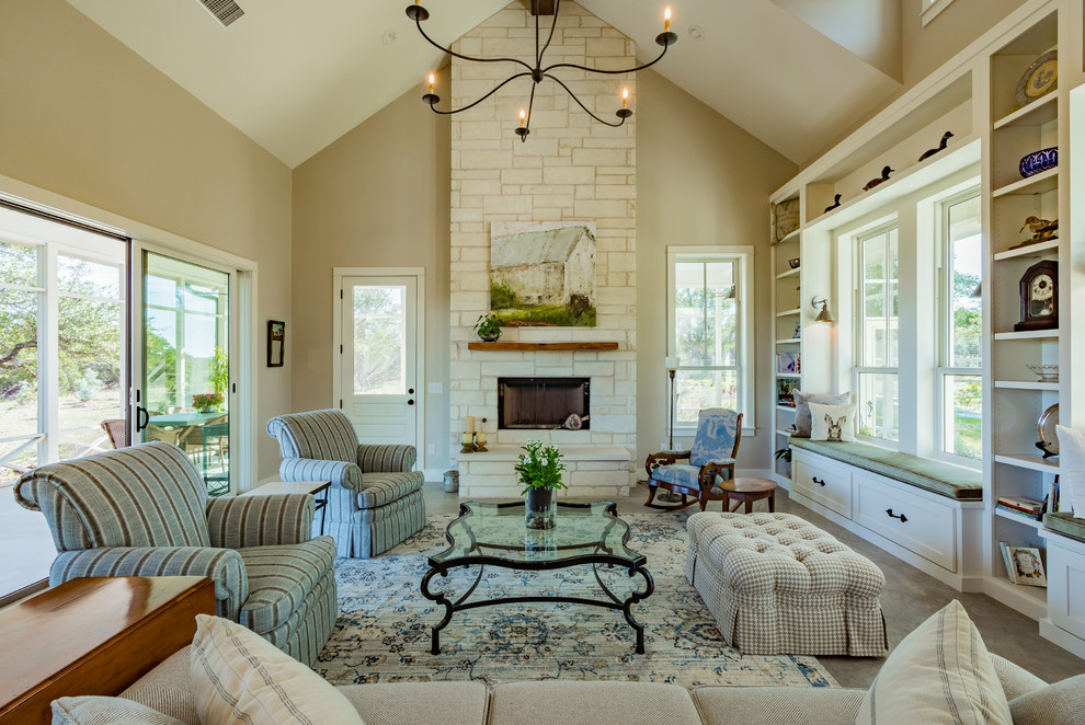 Fernseherloses Landhausstil Wohnzimmer mit beiger Wandfarbe, Teppichboden, Kamin, Kaminumrandung aus Stein und grauem Boden in Austin