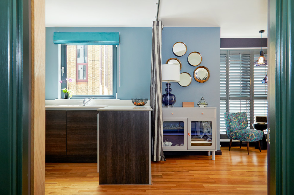 Exemple d'un petit salon tendance ouvert avec un mur bleu, parquet foncé, aucune cheminée et un sol marron.