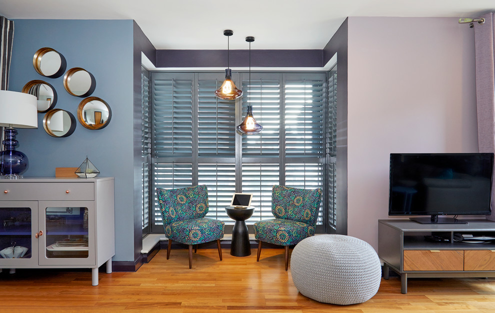 Kleines, Offenes Modernes Wohnzimmer ohne Kamin mit blauer Wandfarbe, dunklem Holzboden, freistehendem TV und braunem Boden in London